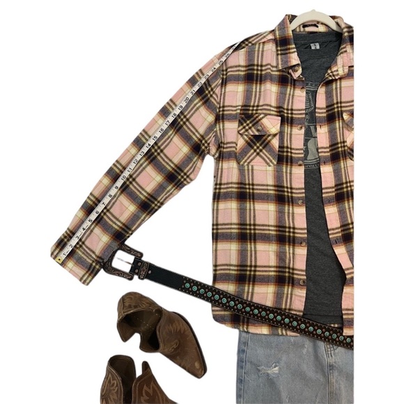 Massive Outdoor Slimfit Buttondown Flannel - Picture 4 of 7